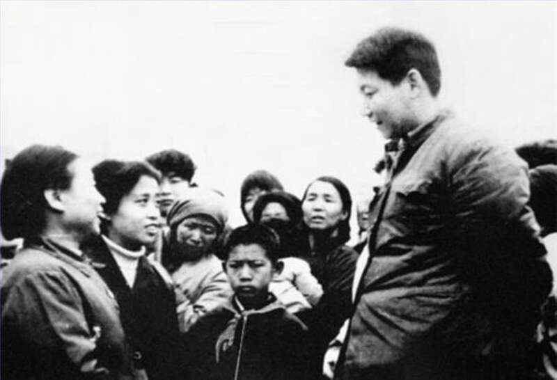 1983年,时任中共正定县委书记的习近平同赵村群众交谈。