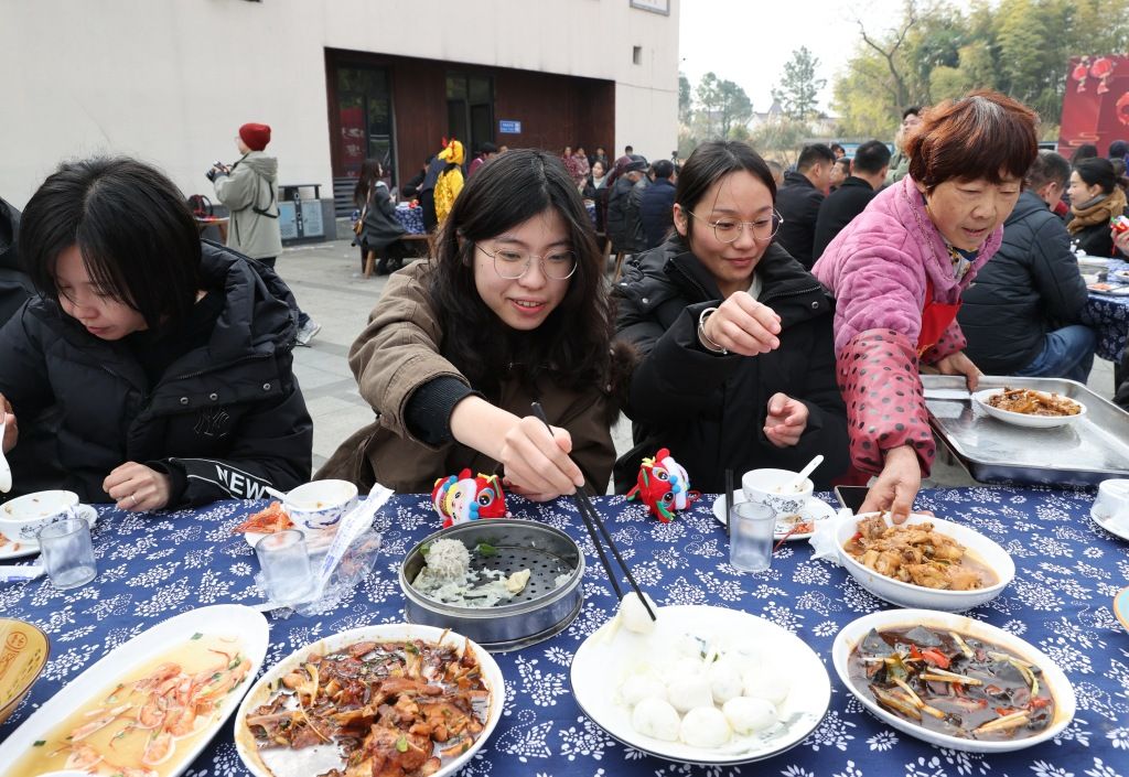 浙江湖州村民遊客共度冬宴品嚐魚湯飯享豐收年