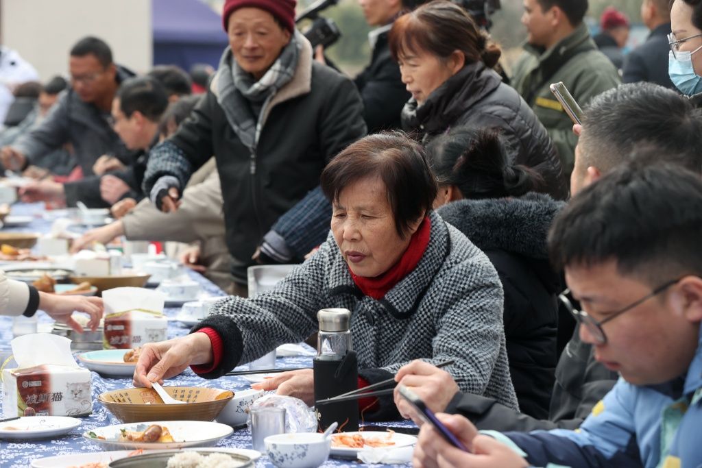 浙江湖州村民遊客共度冬宴品嚐魚湯飯享豐收年