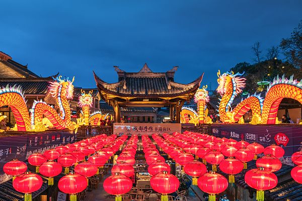 成都龙形彩灯扮靓东门市井蜿蜒盘踞栩栩如生