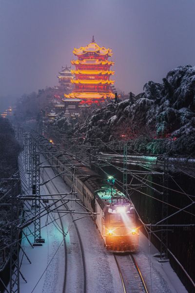 武汉迎来暴雪 黄鹤楼游人踏雪赏景