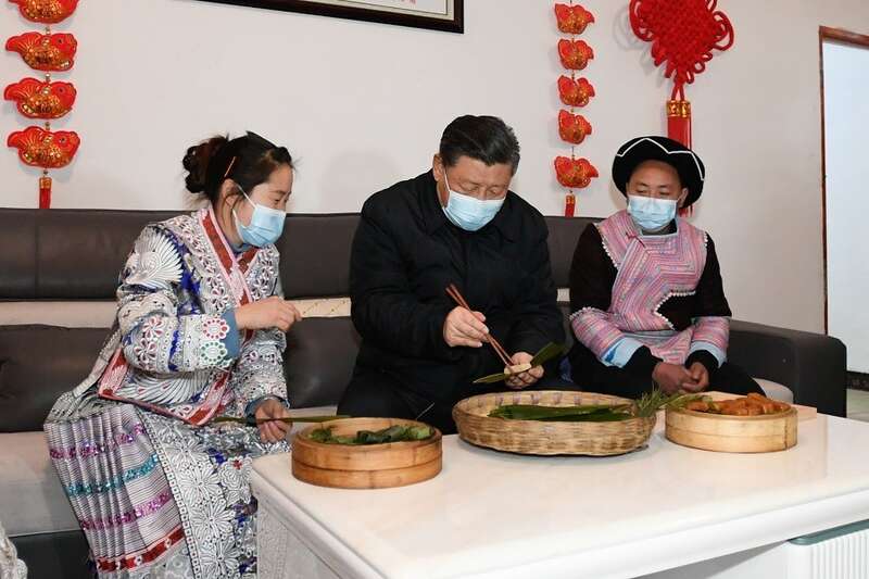 2021年2月3日下午,习近平在贵州毕节市黔西县新仁苗族乡化屋村苗族