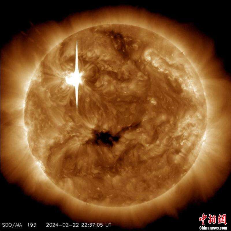 太阳发出太阳耀斑左上角现明亮闪光