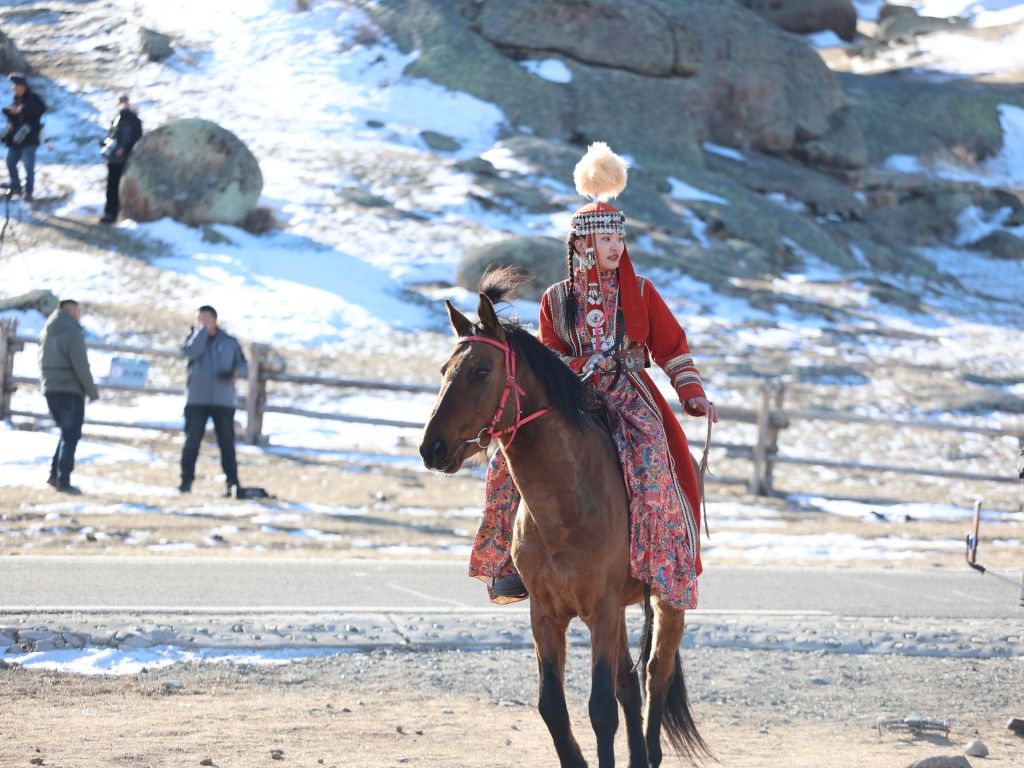 新疆阿勒泰:萨吾尔冬牧文化旅游节 马背上展现哈萨克族风情
