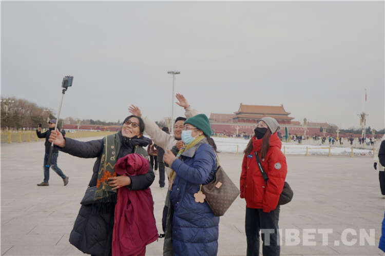 图为带队老师们在合影摄影:王茜领队老师次片说:"我们从祖国的边陲