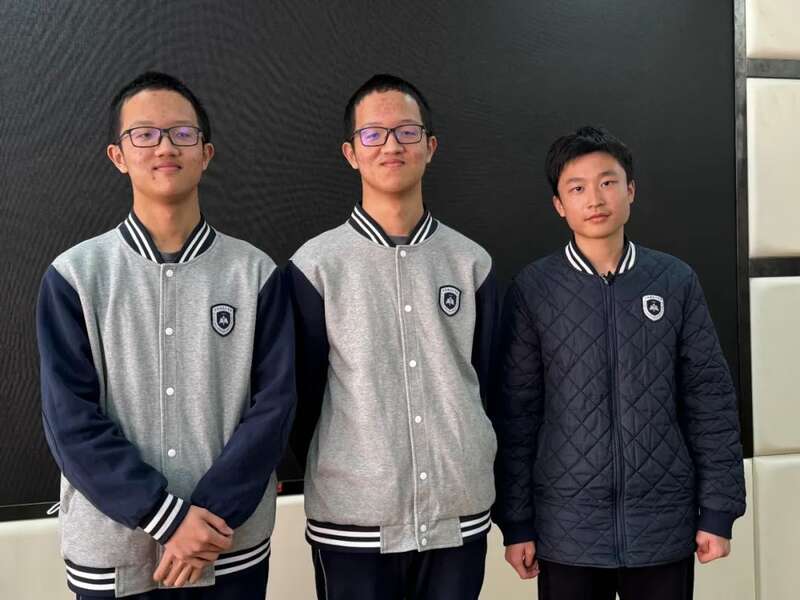 从左至右依次是袁国翔,阮国航,付景麒,三位初中生被西安交大少年班