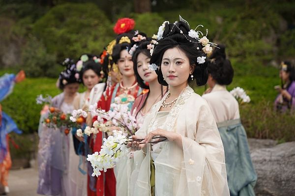 济南大明湖花朝节 十二花神精彩亮相一展百花风姿