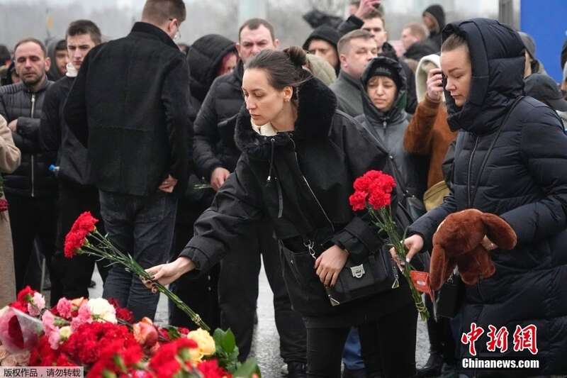 俄罗斯民众前往音乐厅恐袭现场献花悼念遇难者
