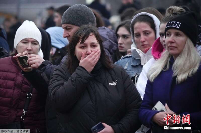 俄罗斯民众前往音乐厅恐袭现场献花悼念遇难者