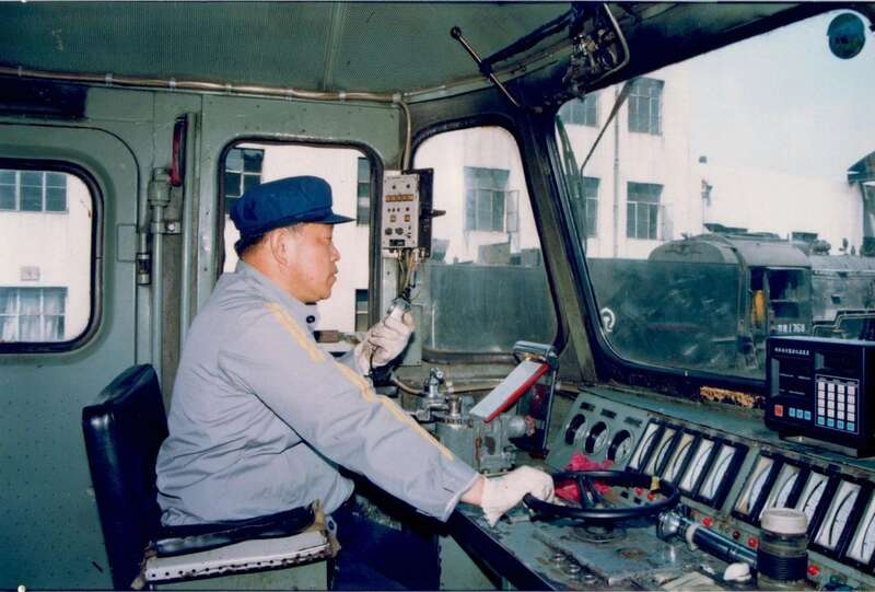 100公里机车配备一个9000升柴油油箱使用东风4c型内燃机车牵引目前