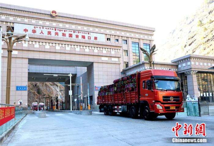 货车驶入位于西藏自治区吉隆县的吉隆口岸。吉隆融媒体中心 供图
