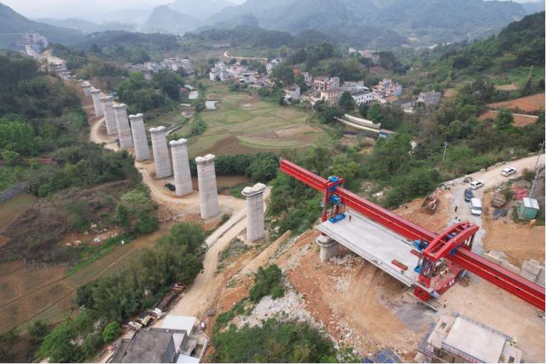 广西崇凭铁路凭祥梁场首孔箱梁成功架设