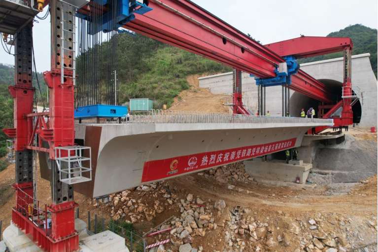 首孔箱梁架设成功(通讯员 袁浪秦 光明日报全媒体记者 周仕兴)