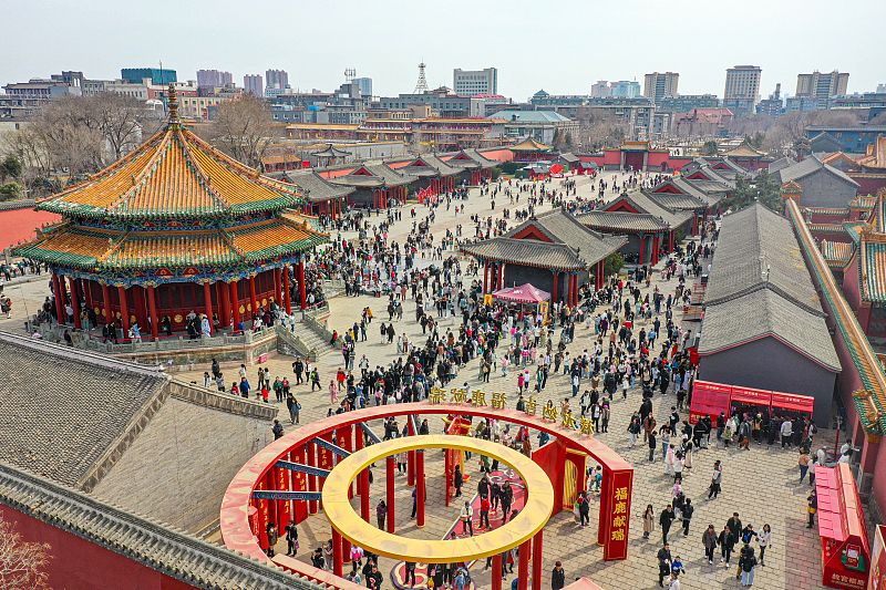 清明小长假首日沈阳故宫游客络绎不绝