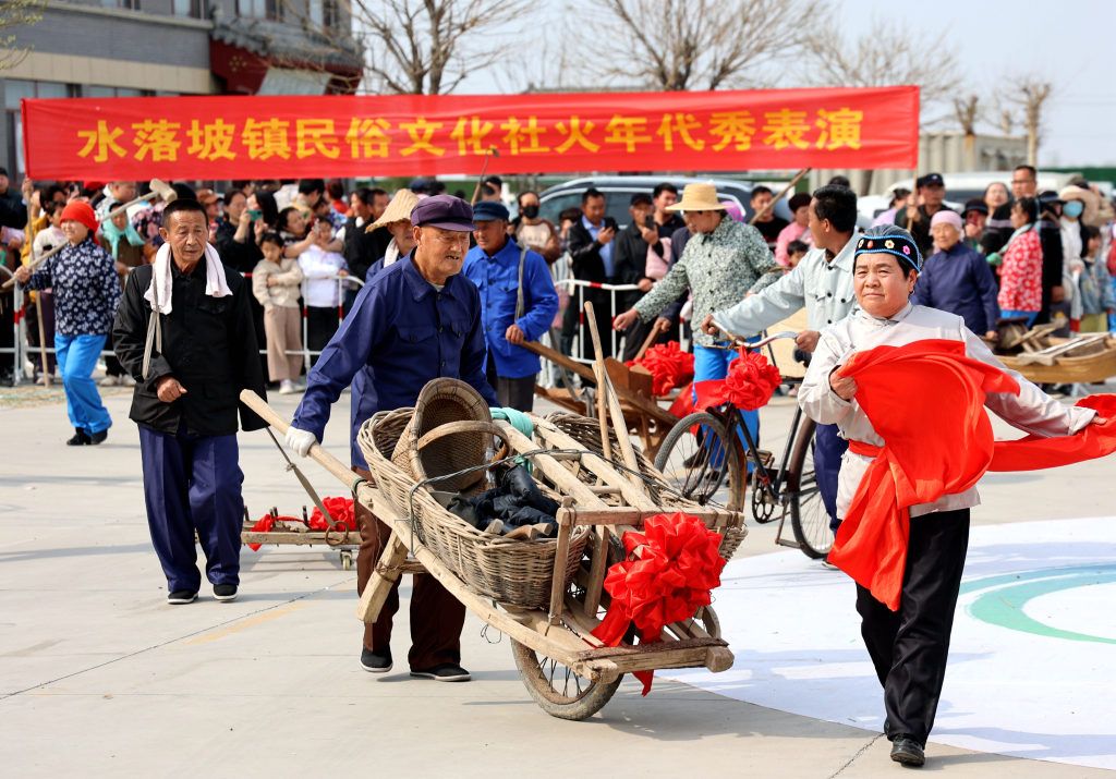 山东滨州社火年代秀表演唤醒乡村记忆