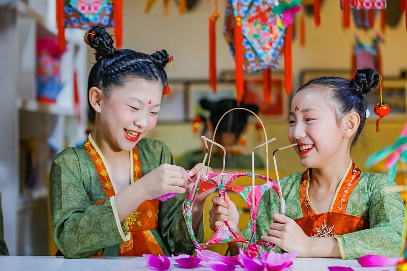 福州 学生体验传承非遗花灯制作工艺