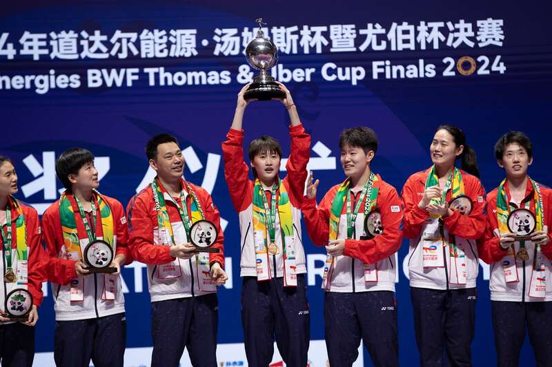 中国羽毛球女队在成都夺得2024年尤