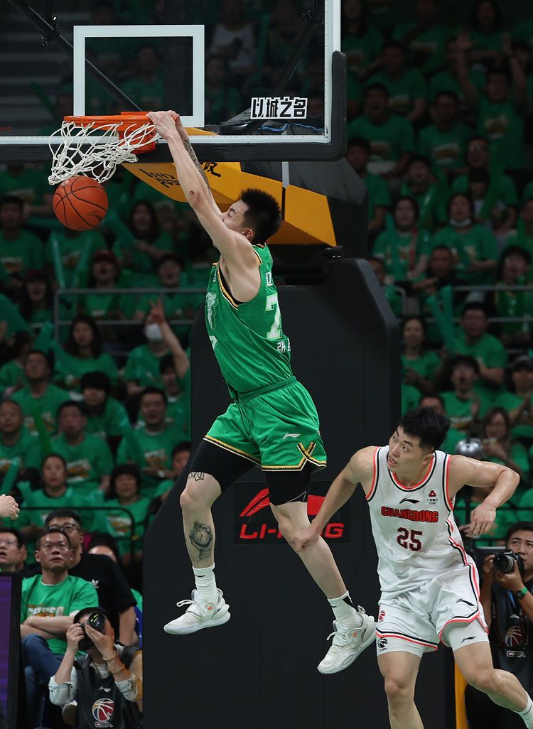 广东队胡明轩(前)防守辽宁队付豪的进攻.广东队19号徐昕封盖辽宁队