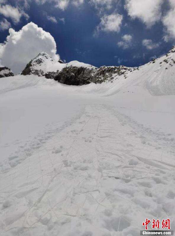 减缓冰川消融 四川达古冰川铺上新质"护甲"