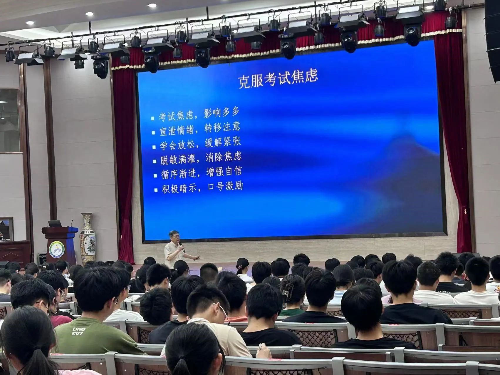 共青团贺州市委员会开展中高考减压活动