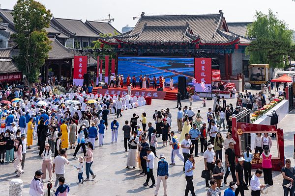 山东日照:莒国古城打造"玫瑰瀑布"迎文化艺术节