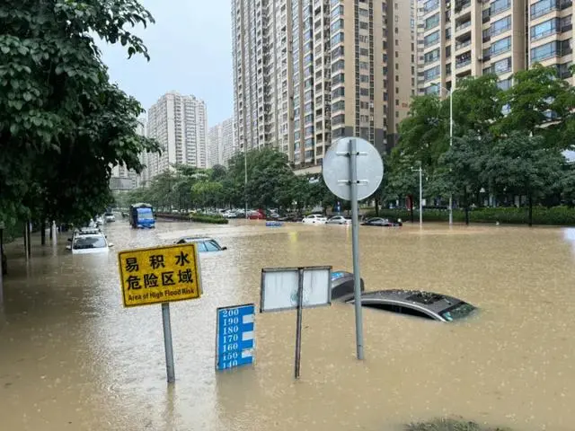 特大暴雨！城区内涝、车辆被淹