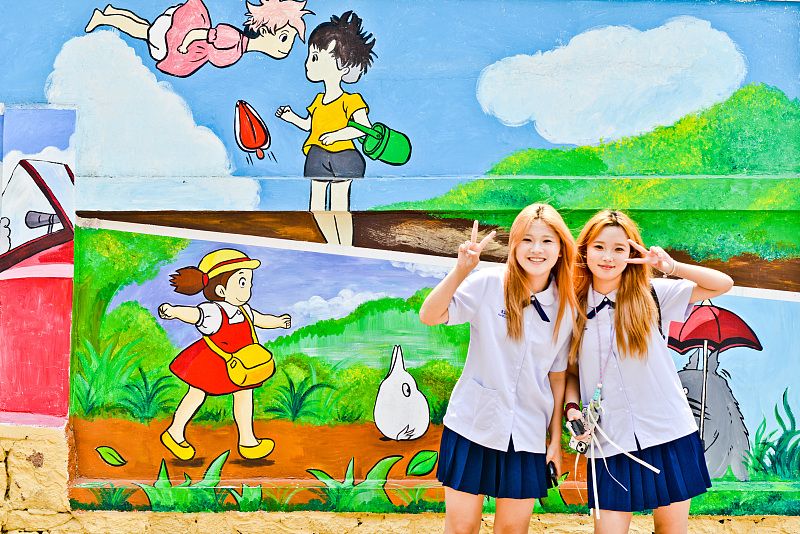 以各种动漫涂鸦火爆出圈,走进这里,就像不小心踏入了宫崎骏的童话世界