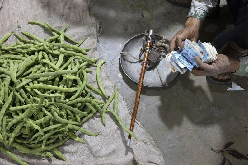 重庆:防空洞里的“背篓菜市场”