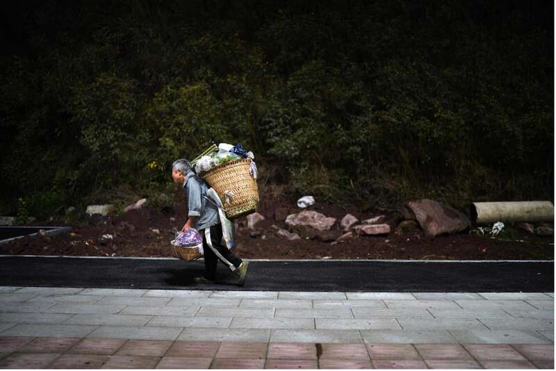 重庆:防空洞里的“背篓菜市场”
