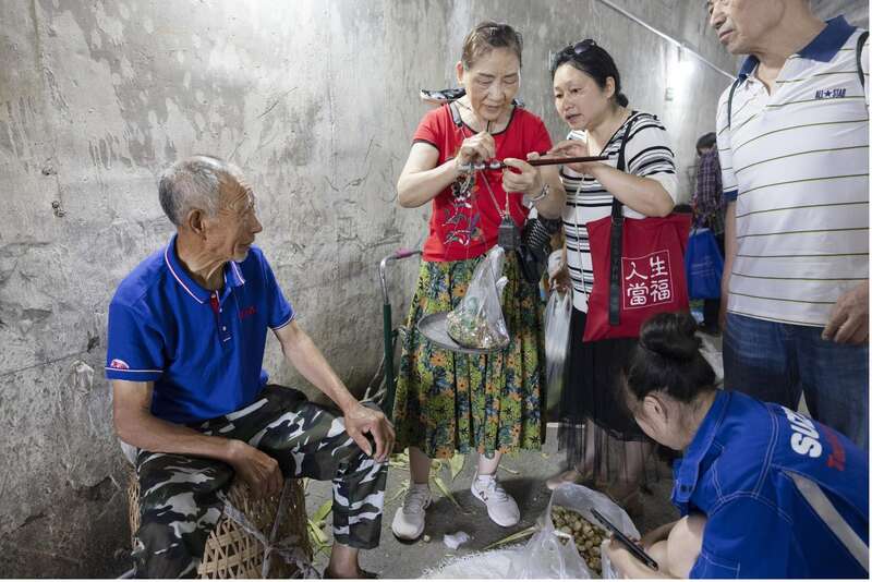 重庆:防空洞里的“背篓菜市场”