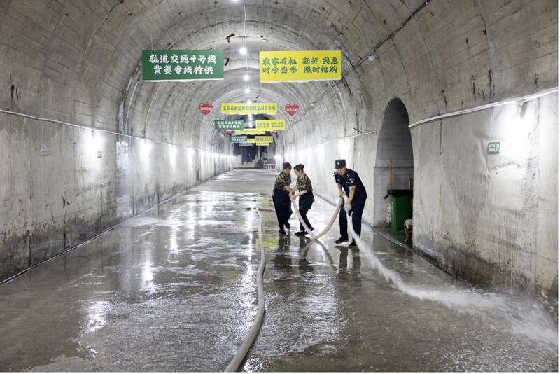 重庆:防空洞里的“背篓菜市场”