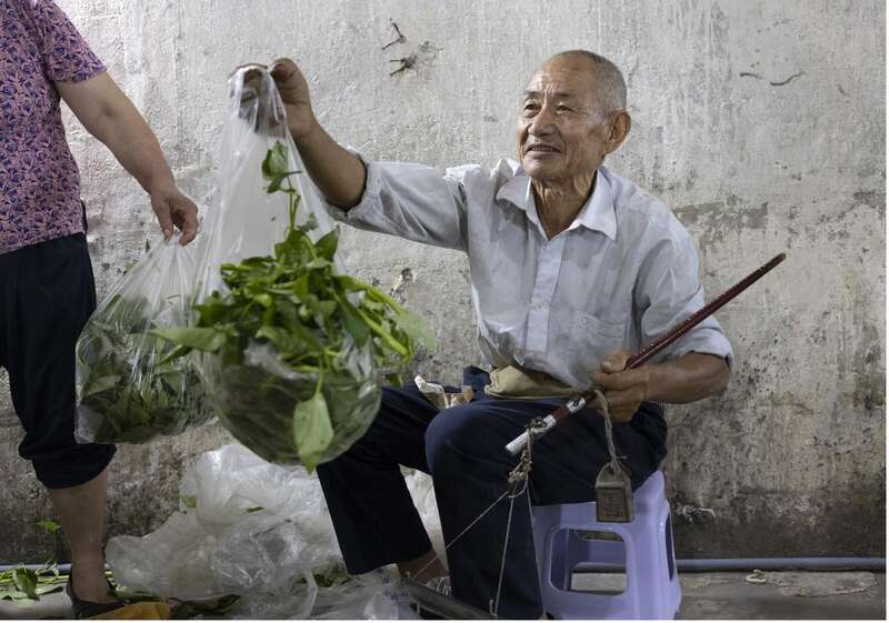 重庆:防空洞里的“背篓菜市场”