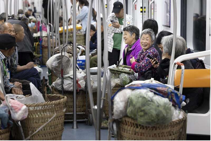 重庆:防空洞里的“背篓菜市场”