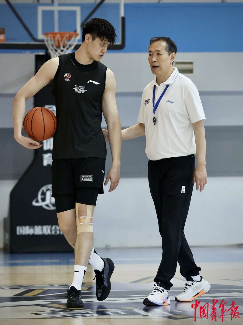 征 摄27日,北京首钢篮球俱乐部通过社交媒体宣布,中国篮球名人堂成员