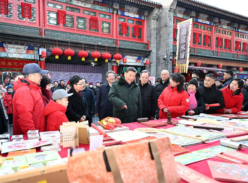 2024年2月1日下午,习近平在天津古文化街考察时,同店铺员工和现场群众互动交流。新华社记者 谢环驰 摄