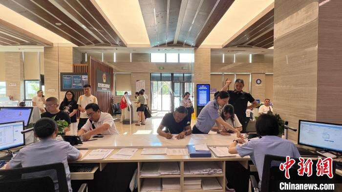 20多位臺(tái)胞“登陸”浙江寧波換證 期待大陸美好生活