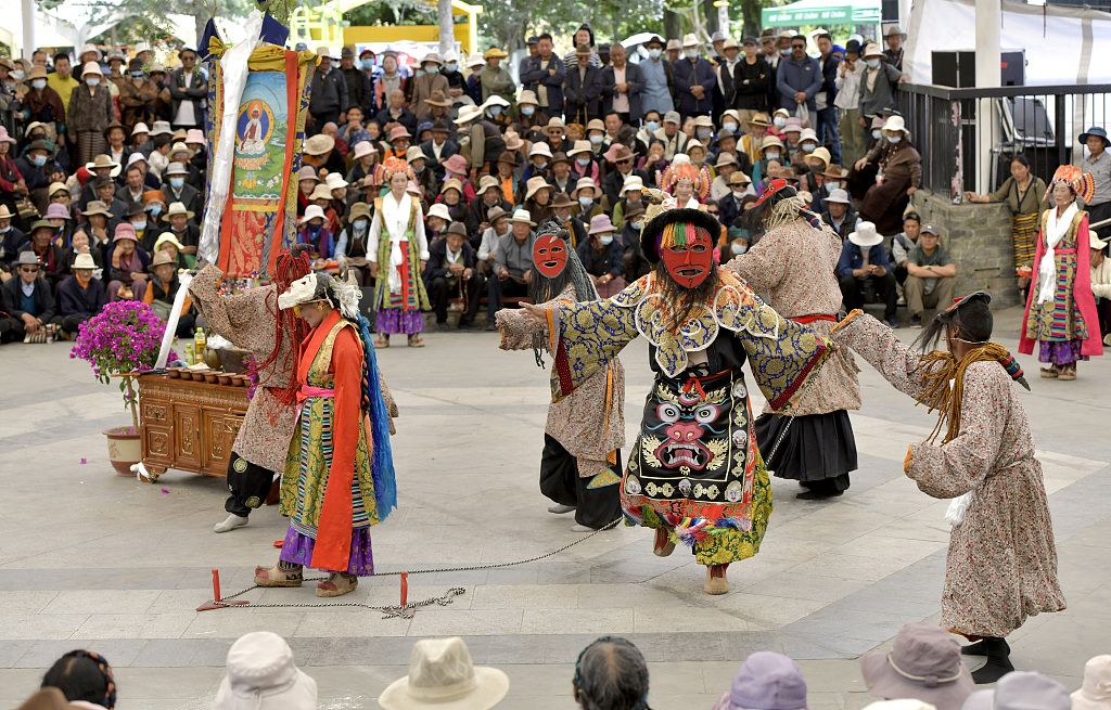 2024年6月12日,拉萨市,藏戏艺人在拉萨市宗角禄康公园表演,吸引当地