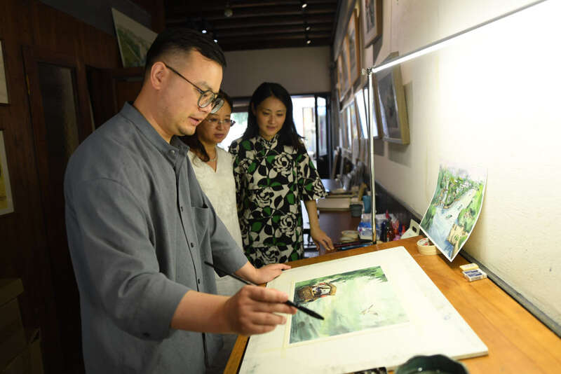6月12日,在杭州小河直街历史文化街区,青年画家张甜甜在工作室画运河