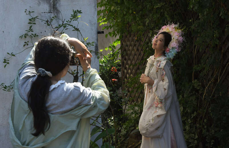 6月12日,在杭州小河直街历史文化街区,青年画家张甜甜在工作室画运河