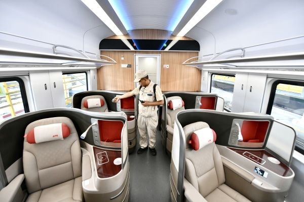 “高原版”复兴号动车组首次落户成都