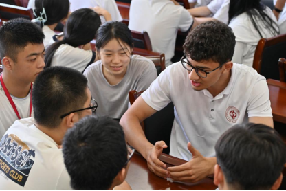 图为土库曼斯坦留学生金立林与武宁振风高级中学学生交流通过此次系列