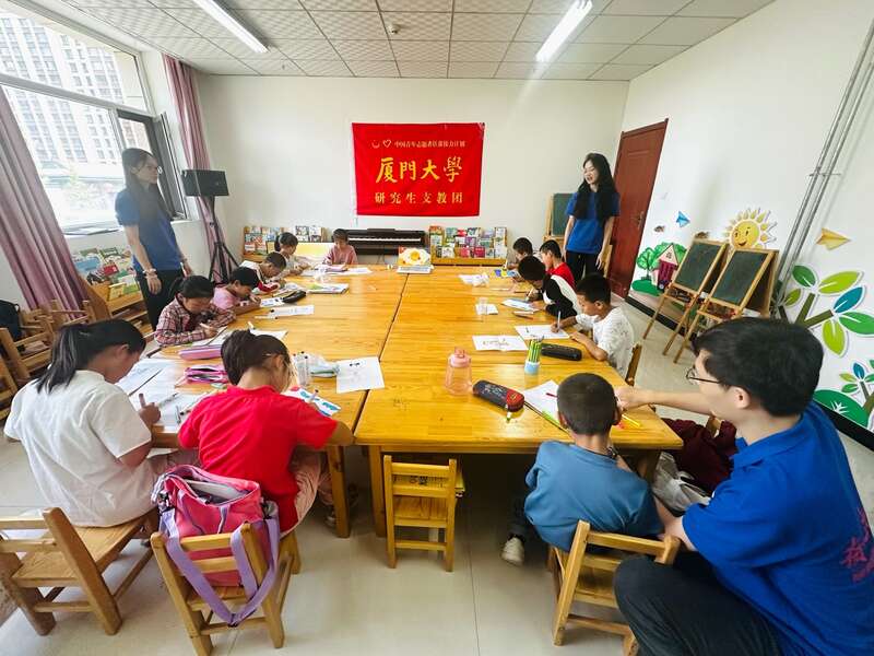 天博体育官方平台宁夏彭阳县小学生：“谢谢厦门大学研支团老师不远千里来教我们”(图2)