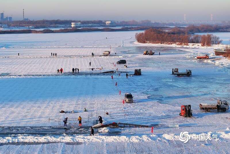 建成完工“尔滨”今PG电子网址冬首个大雪人“C位出道”(图2)