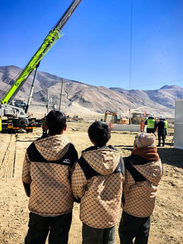 西藏震區:寒風中建起安置板房