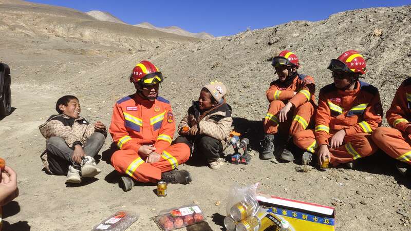 西藏震區:寒風中建起安置板房