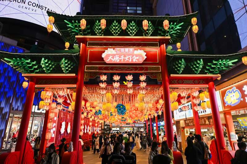 新利体育官网春节到羊城商圈赏灯2025正佳大唐千灯会启幕(图1)