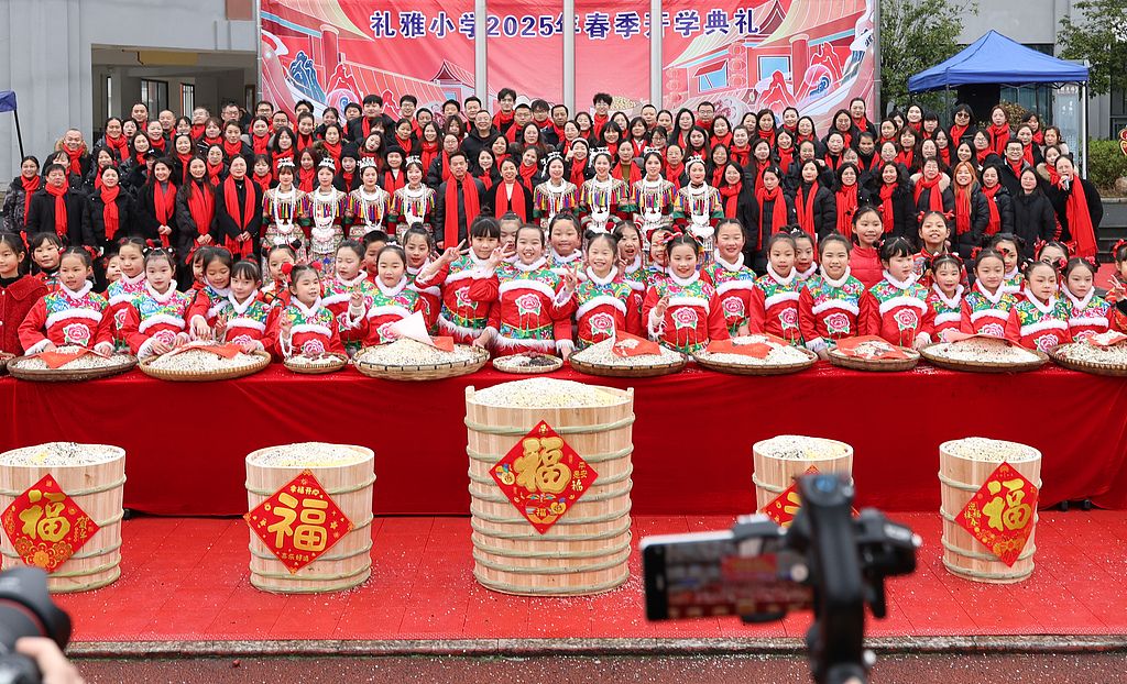 湖南懷化：小學(xué)生開(kāi)學(xué)典禮上匯集“百家米”