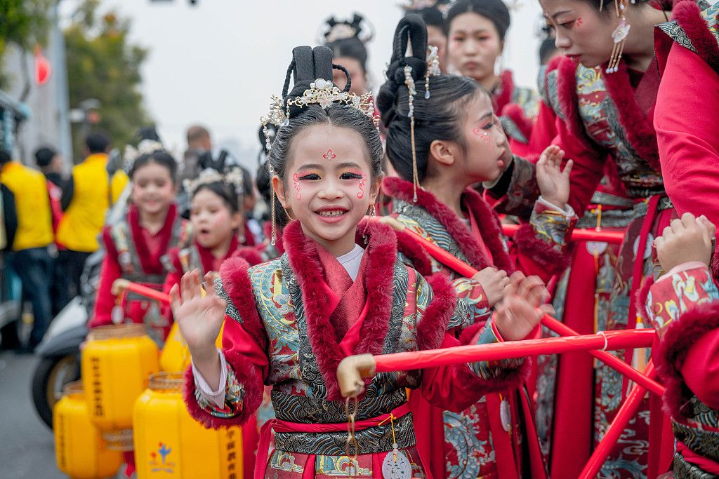 廣東潮州：青龍廟會上演非遺大巡游