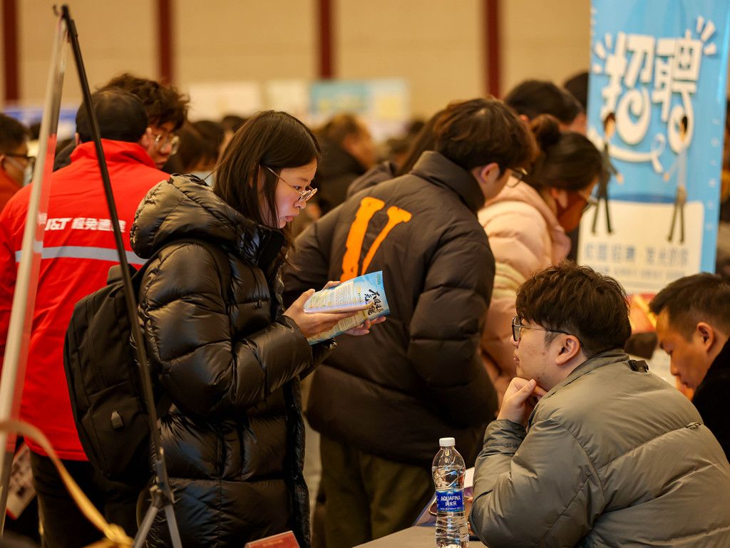 江蘇淮安：春季大型綜合招聘會 五千余崗位吸引眾多求職者咨詢