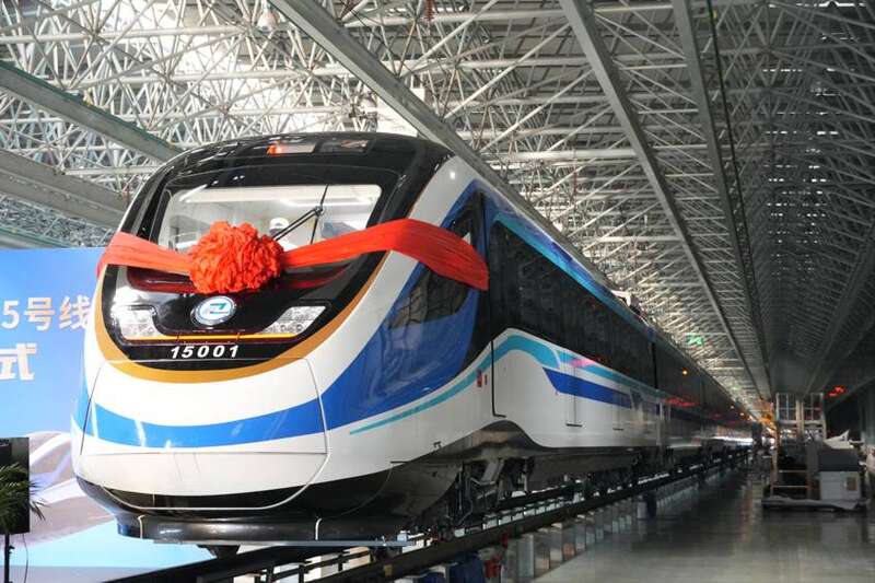 駛向山城重慶  全國首列6輛編組城軌快線車輛在長春下線